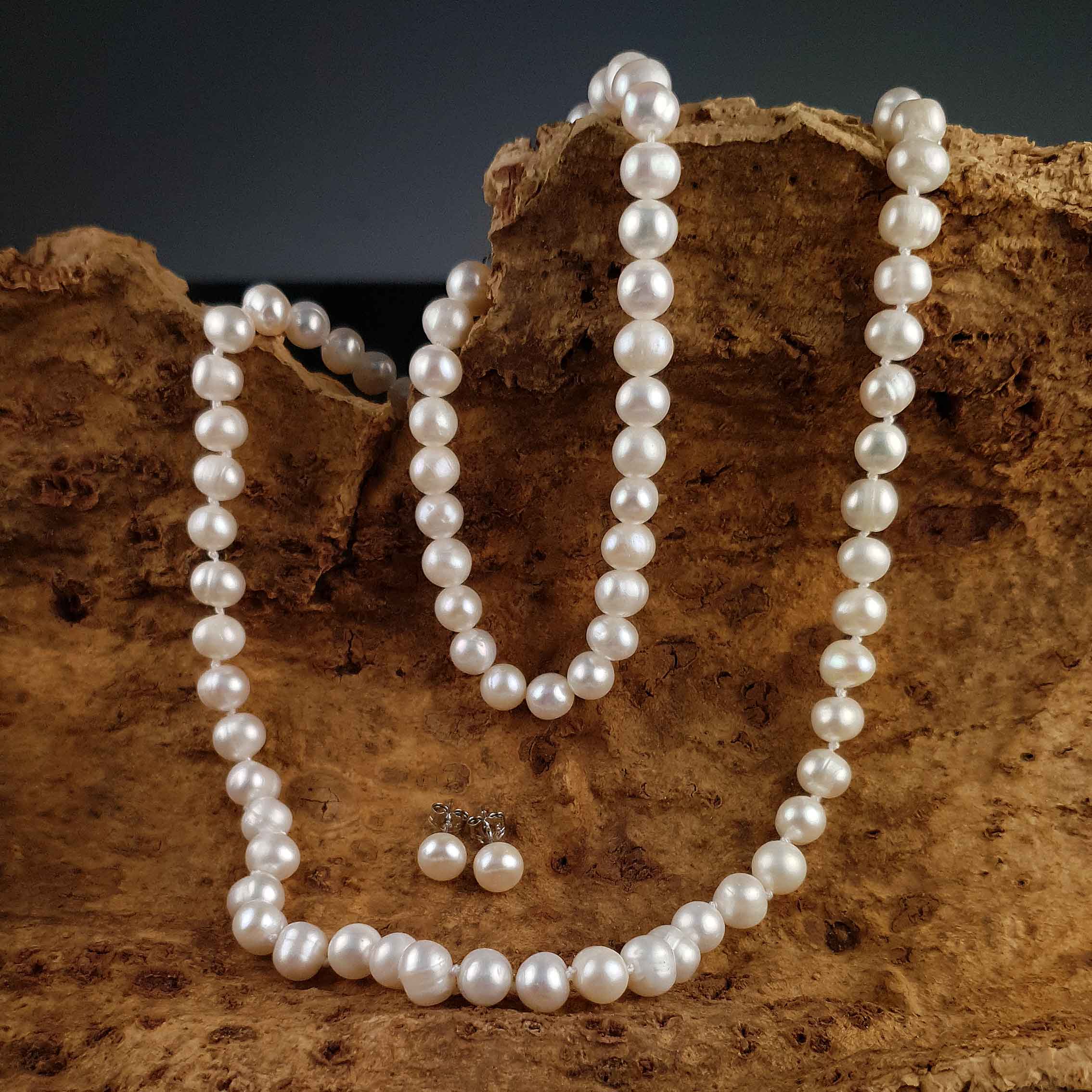 Handgeknoopte parel set bestaande uit een parelketting, parel armband en parel oorbellen met witte parels en sterling zilver (925) hangend aan schors | set Bella