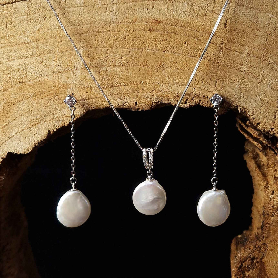 Zoetwater parel set bestaande uit een parelketting en parel oorbellen met witte coin parels en sterling zilver (925) met achtergrond hout | set Bling Dangling Coin Pearl