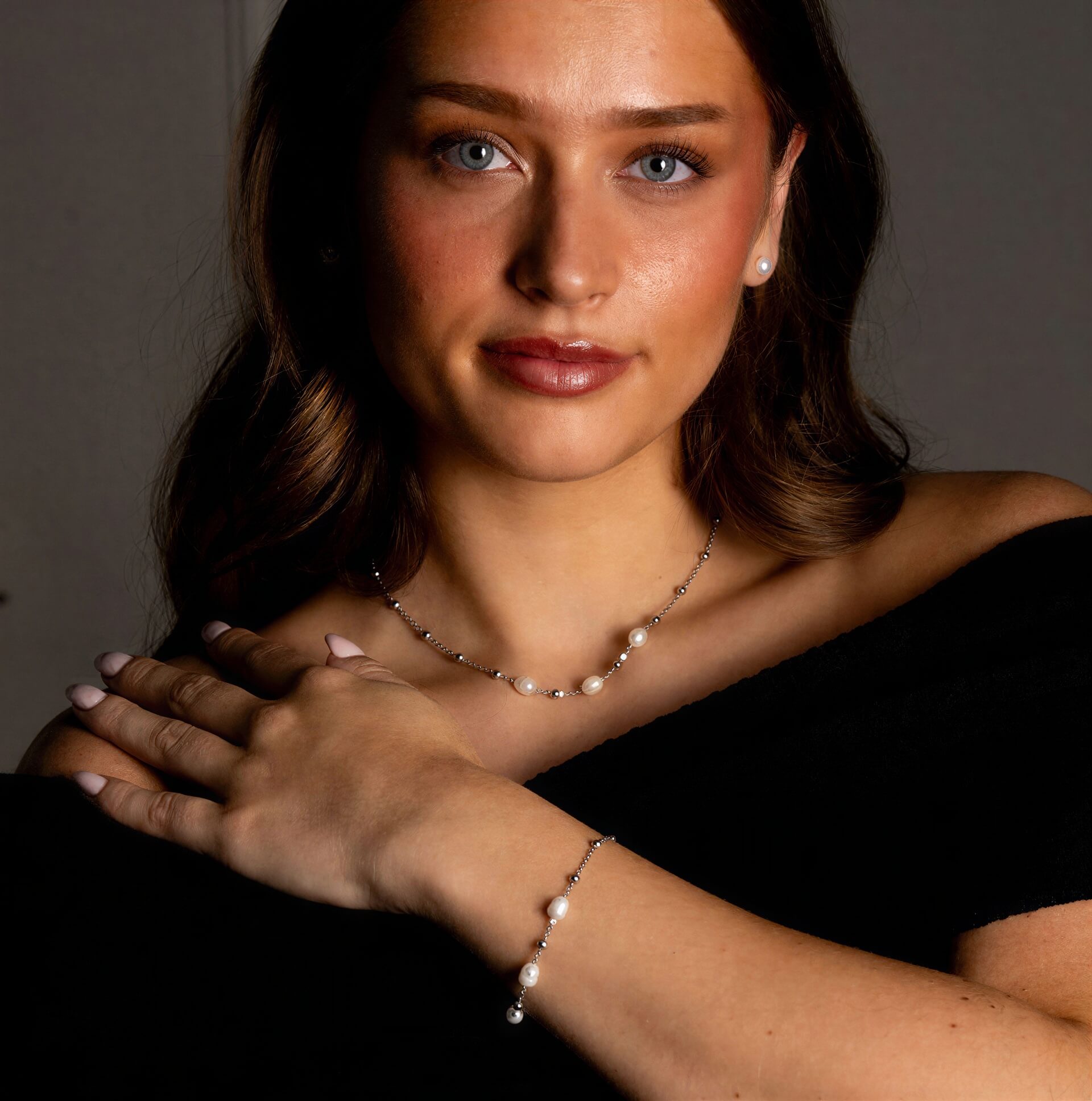 Witte zoetwater parelketting met zilver edelstaal gedragen door model | Parelketting Eline Zilver