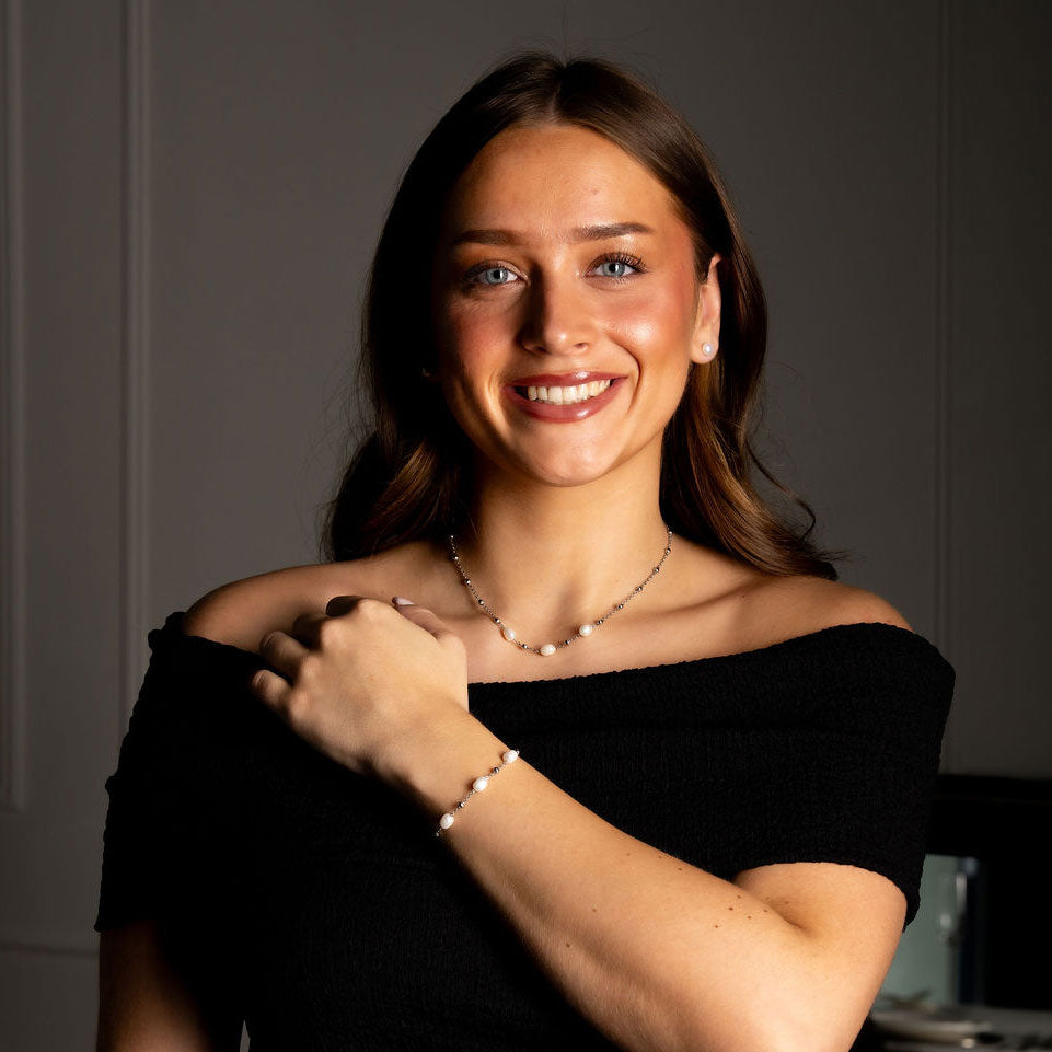 Witte zoetwater parel set met zilver edelstaal op model | Parelketting Eline Zilver