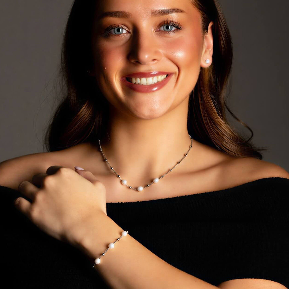 Witte zoetwater parel set met zilver edelstaal op model | Parelketting Eline Zilver