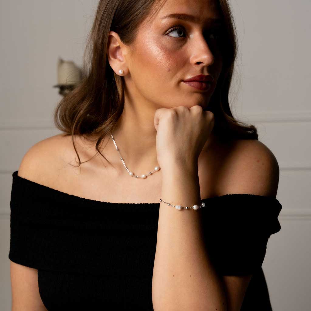 Witte zoetwater parelketting met zilver edelstaal gedragen door model | Parelketting Eline Zilver