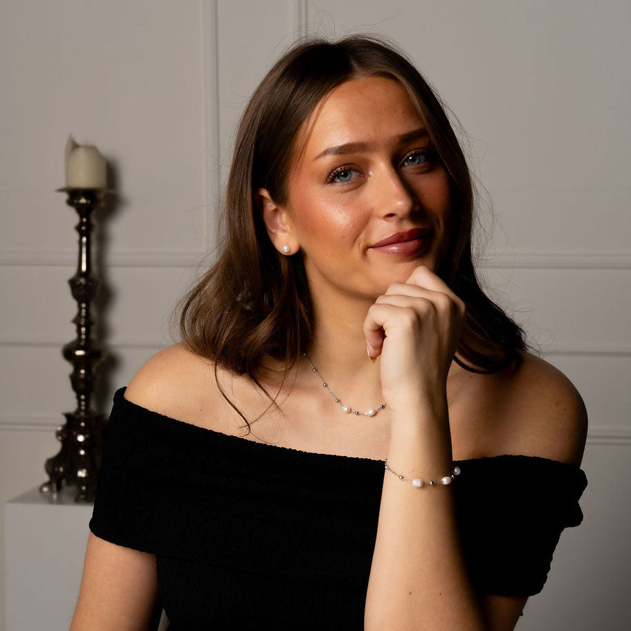 Witte zoetwater parel set met zilver edelstaal gedragen door model | Parelketting Eline Zilver