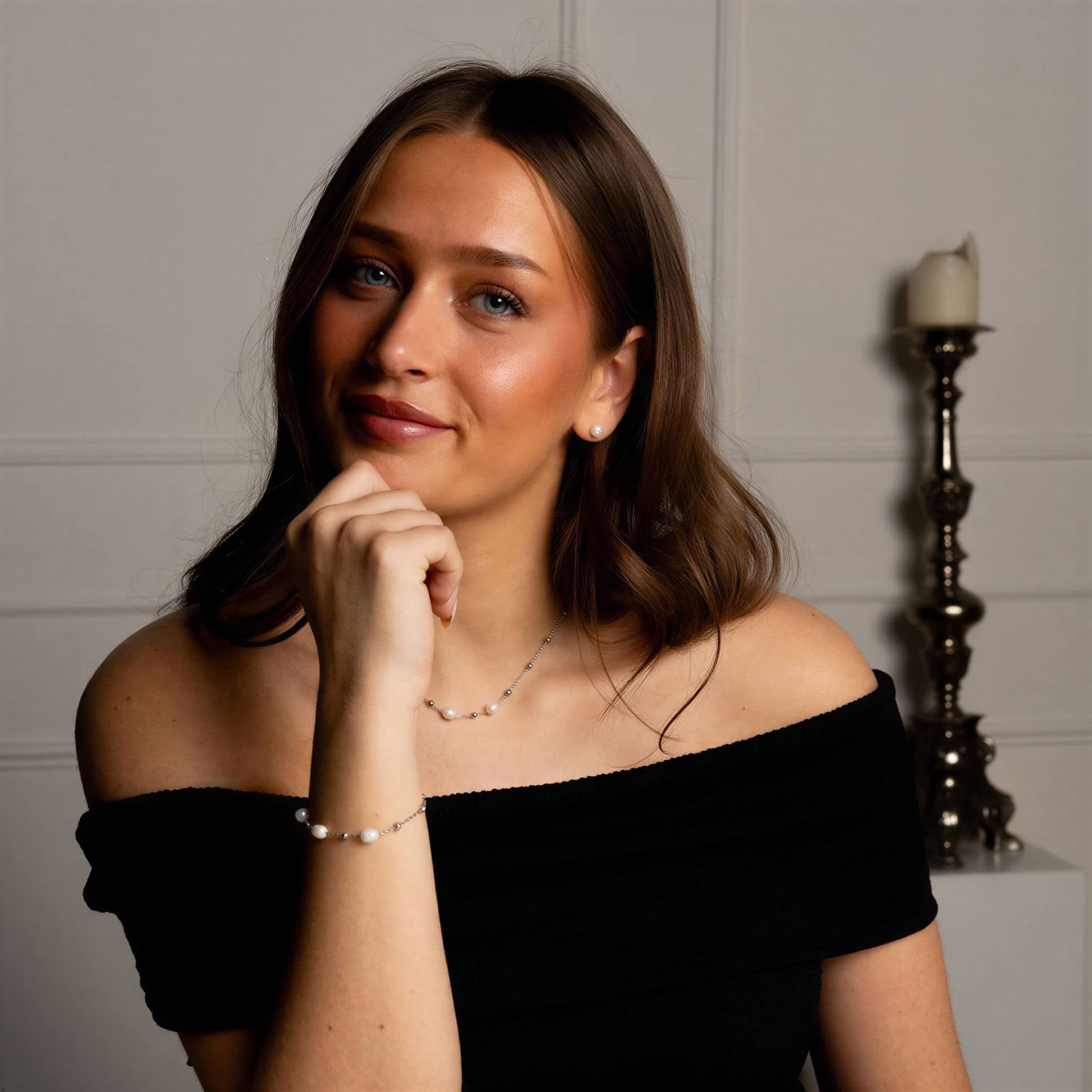 Witte zoetwater parel set met zilver edelstaal gedragen door model | Parelketting Eline Zilver