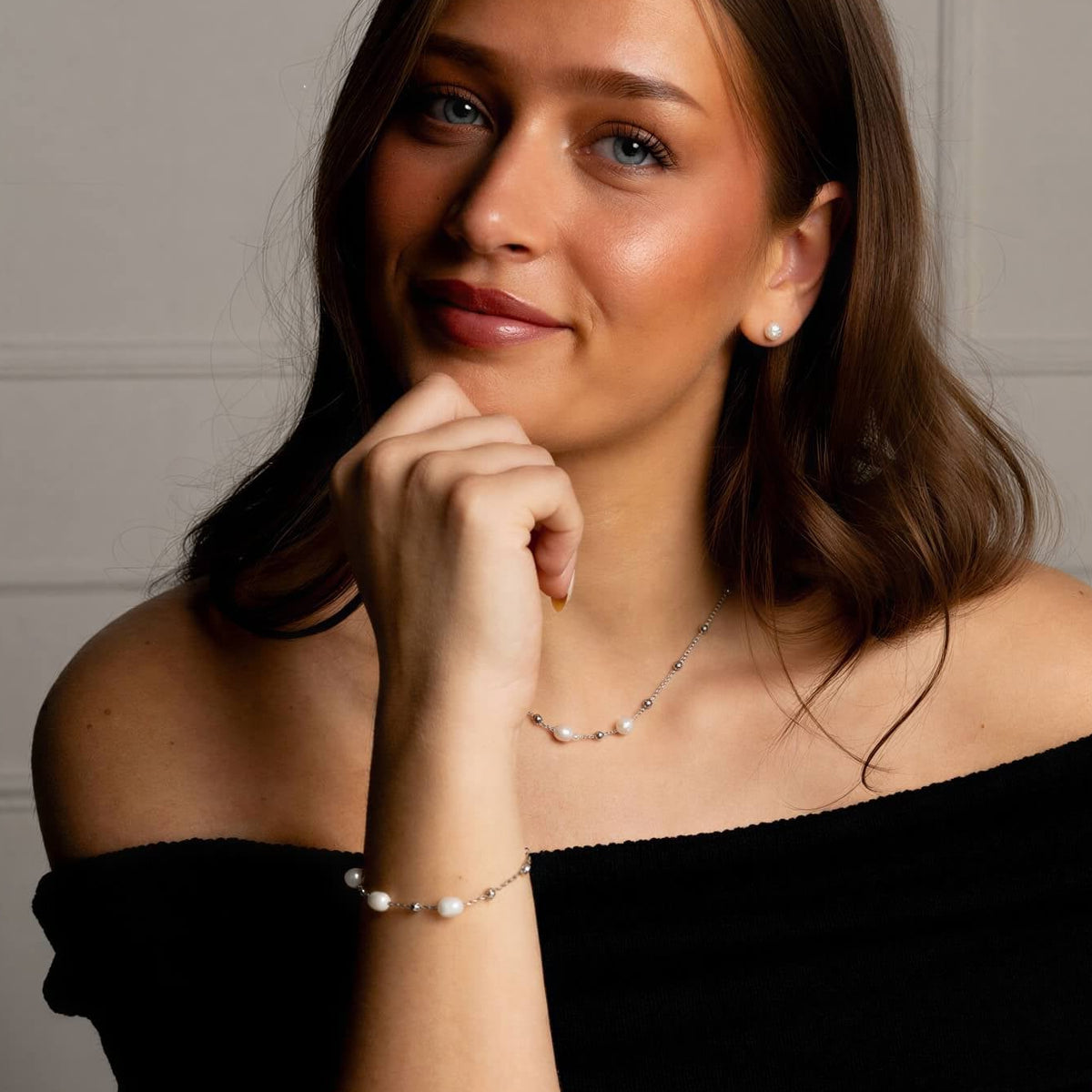 Witte zoetwater parel set met zilver edelstaal gedragen door model | Parelketting Eline Zilver