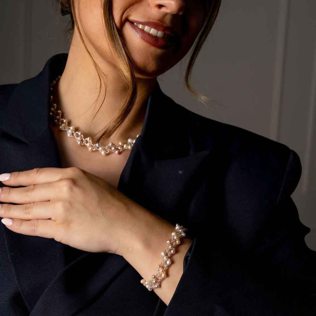 Zoetwater parel set bestaande uit een parelketting en parel armband met witte, zalm en roze parels en magneetslot op model detail | set Felicia
