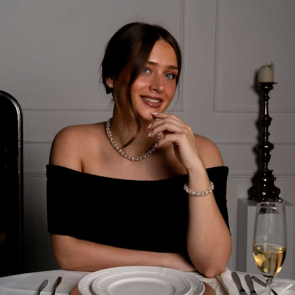 Witte zoetwater parel set bestaande uit een parelketting en parel armband met beige glaskristallen met model aan tafel | set Pearl Crystal Clear
