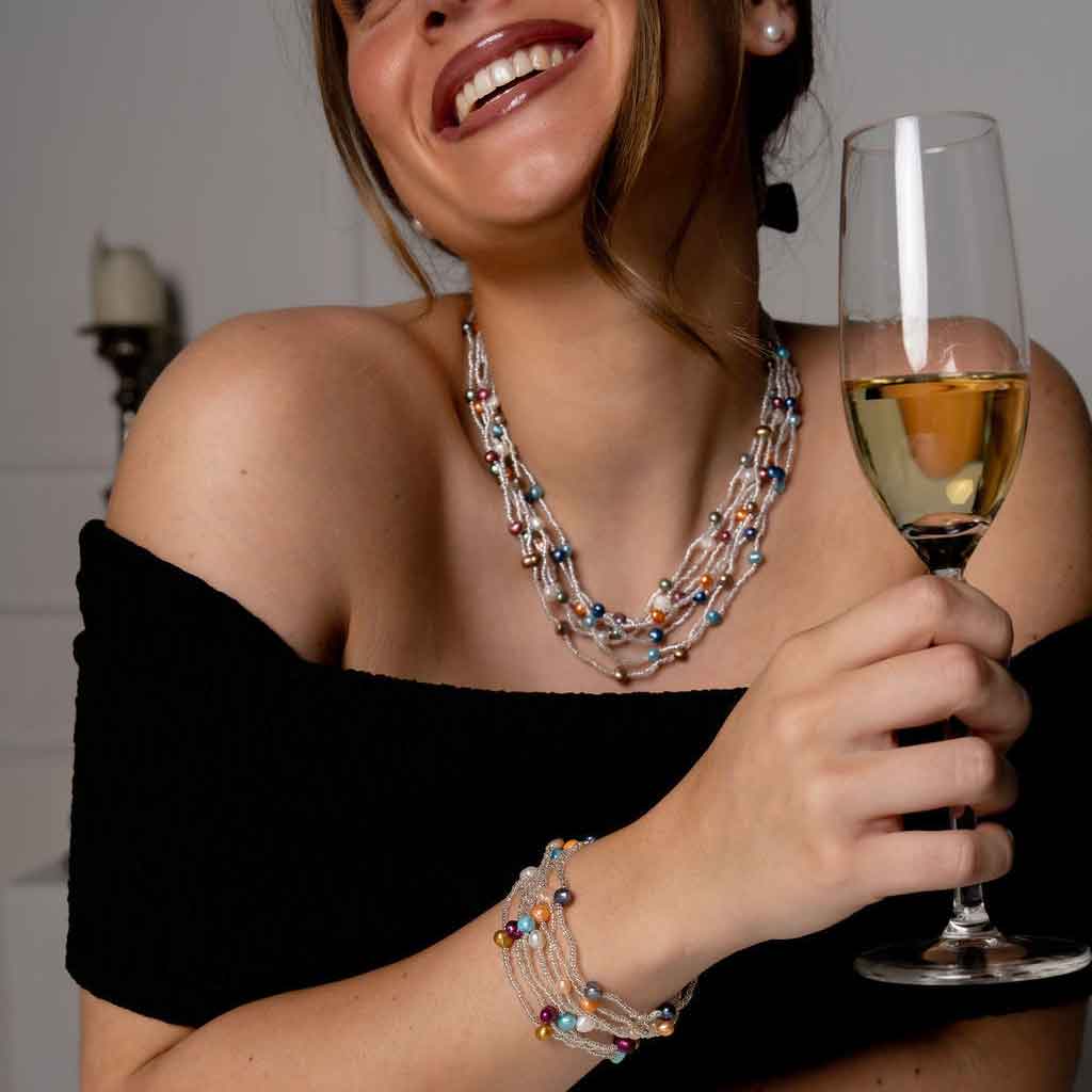 Zoetwater parel set met parelketting en parel armband met 7 strengen bontgekleurde parels en zilveren glaskraaltjes met magneetslot op model met glas | set Viva