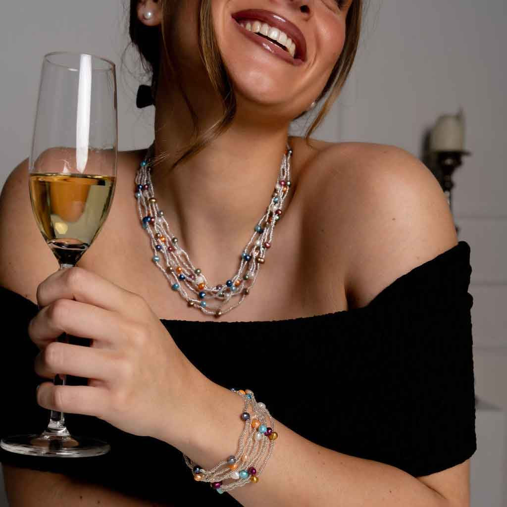 Zoetwater parel set met parelketting en parel armband met 7 strengen bontgekleurde parels en zilveren glaskraaltjes met magneetslot op model met glas | set Viva