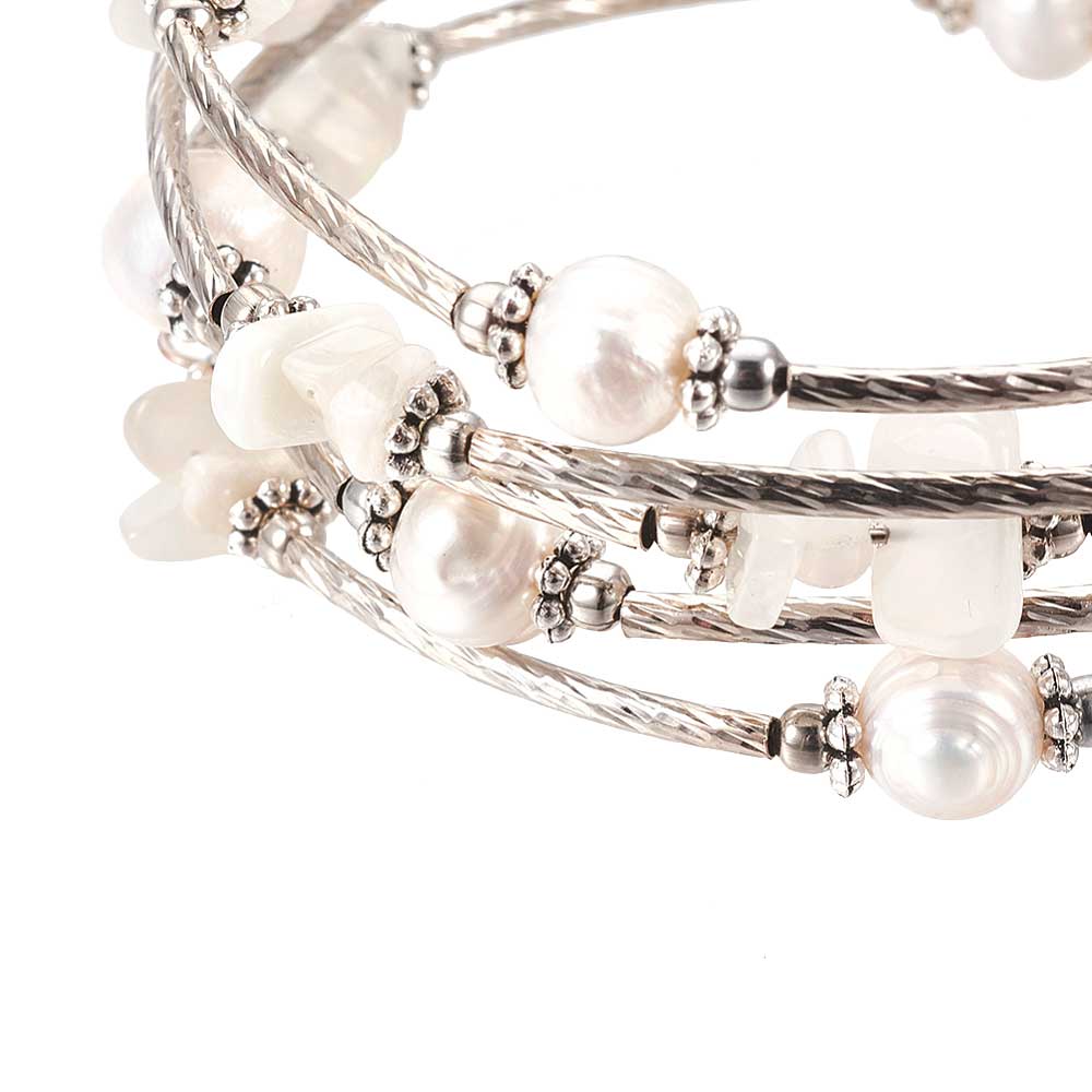 Detail van wit zoetwater parel wikkelarmband met edelsteen maansteen en zilver | Wrap Pearl Moonstone