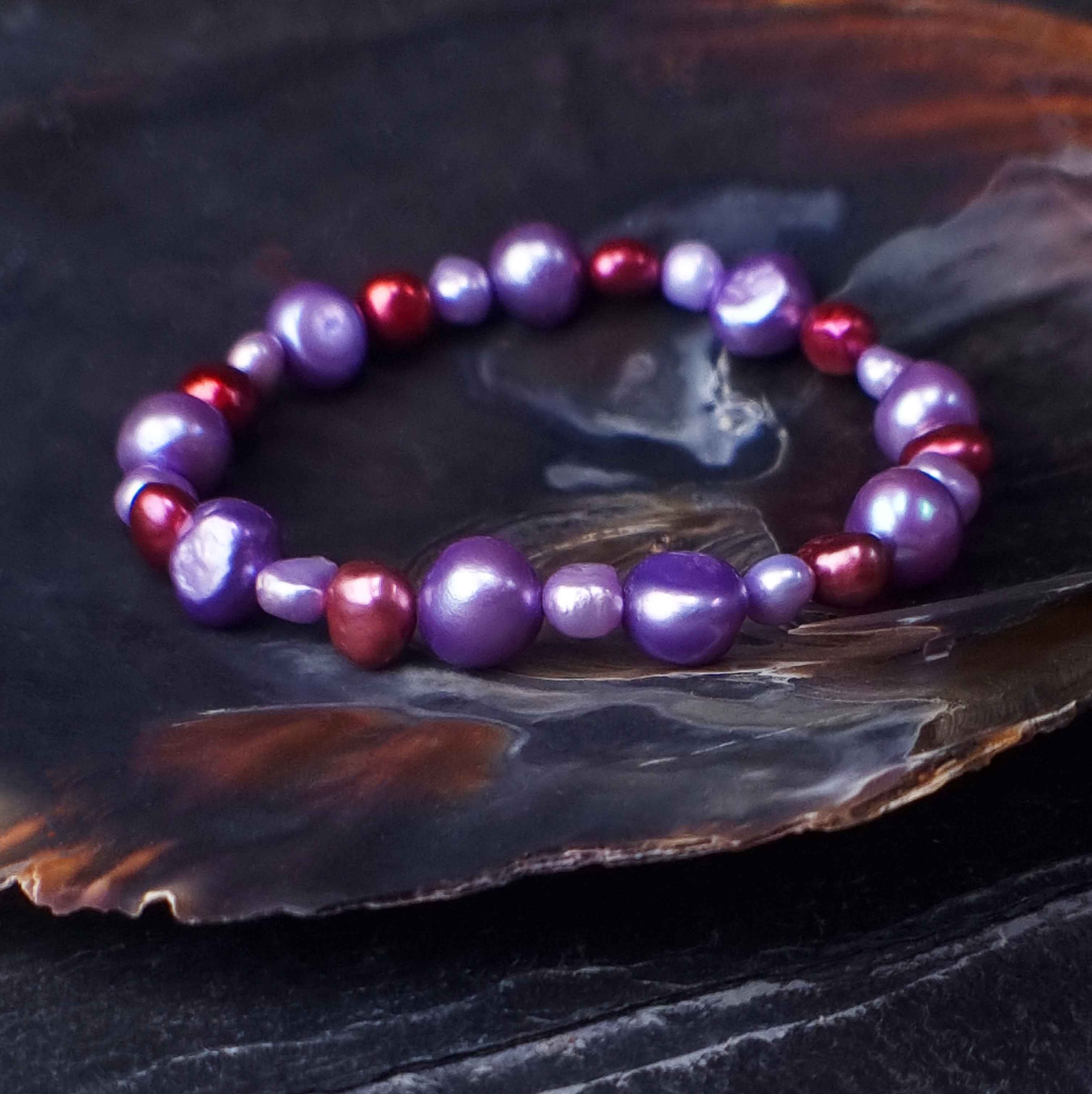 Zoetwater parel armband met lila en rode parels liggend in schelp | Pulla