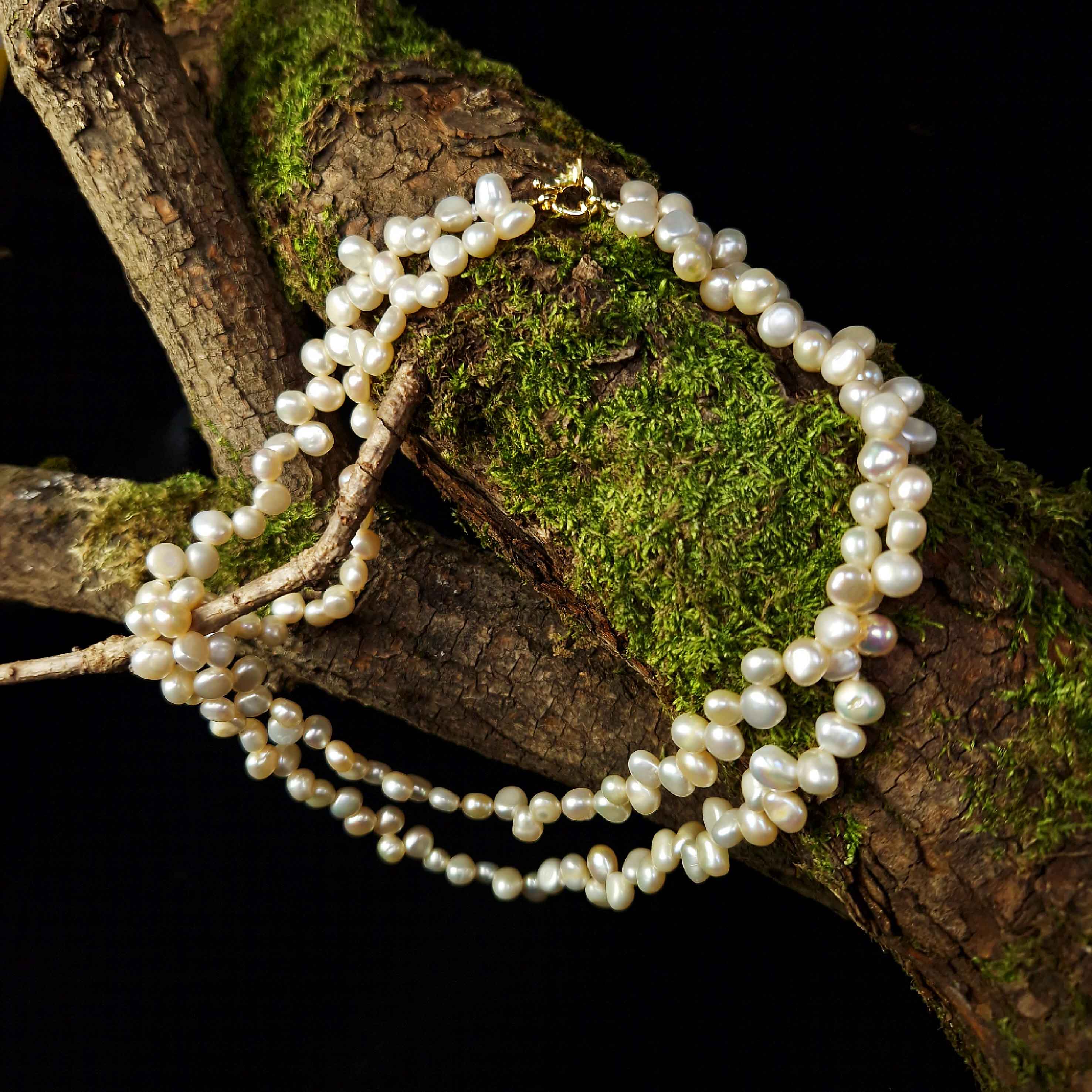 Zoetwater parelketting met crème kleurige parels in 2 rijen liggend op hout | Abina