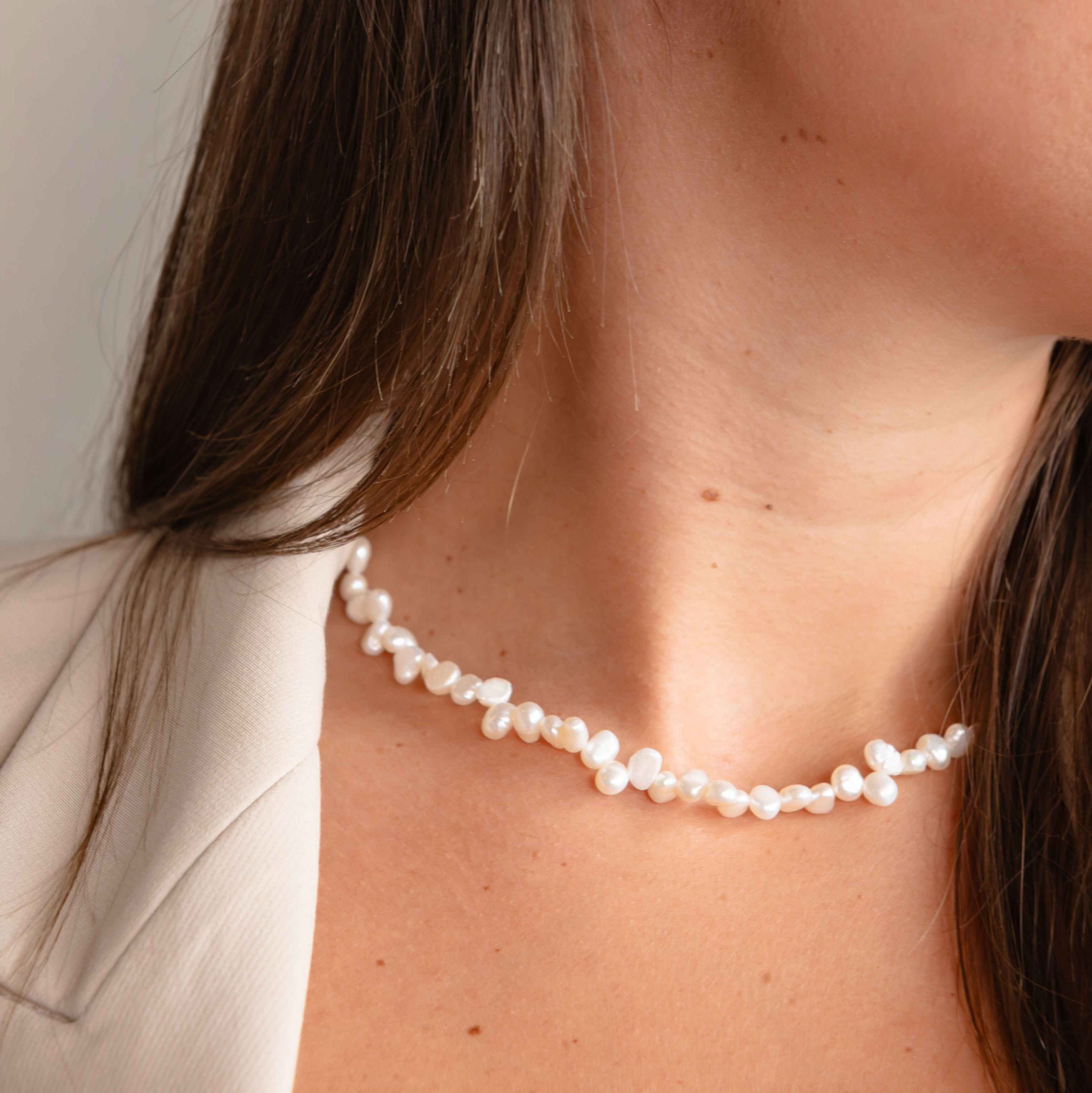 Zoetwater parelketting met kleine witte parels en goud edelstaal | Adalyn