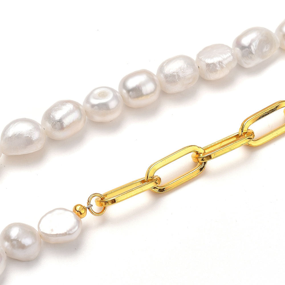 Detail van witte zoetwater parelketting met goud edelstaal | Baudine