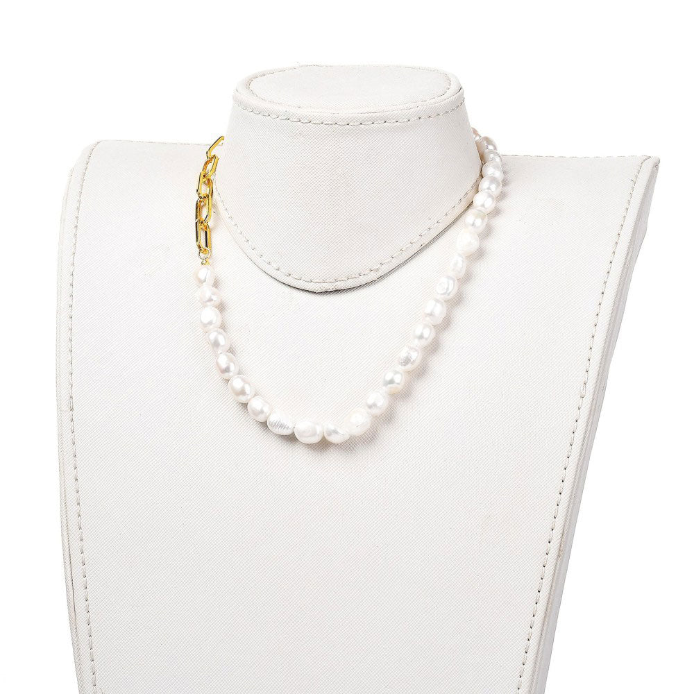 Witte parelketting met goud edelstaal op buste | Baudine