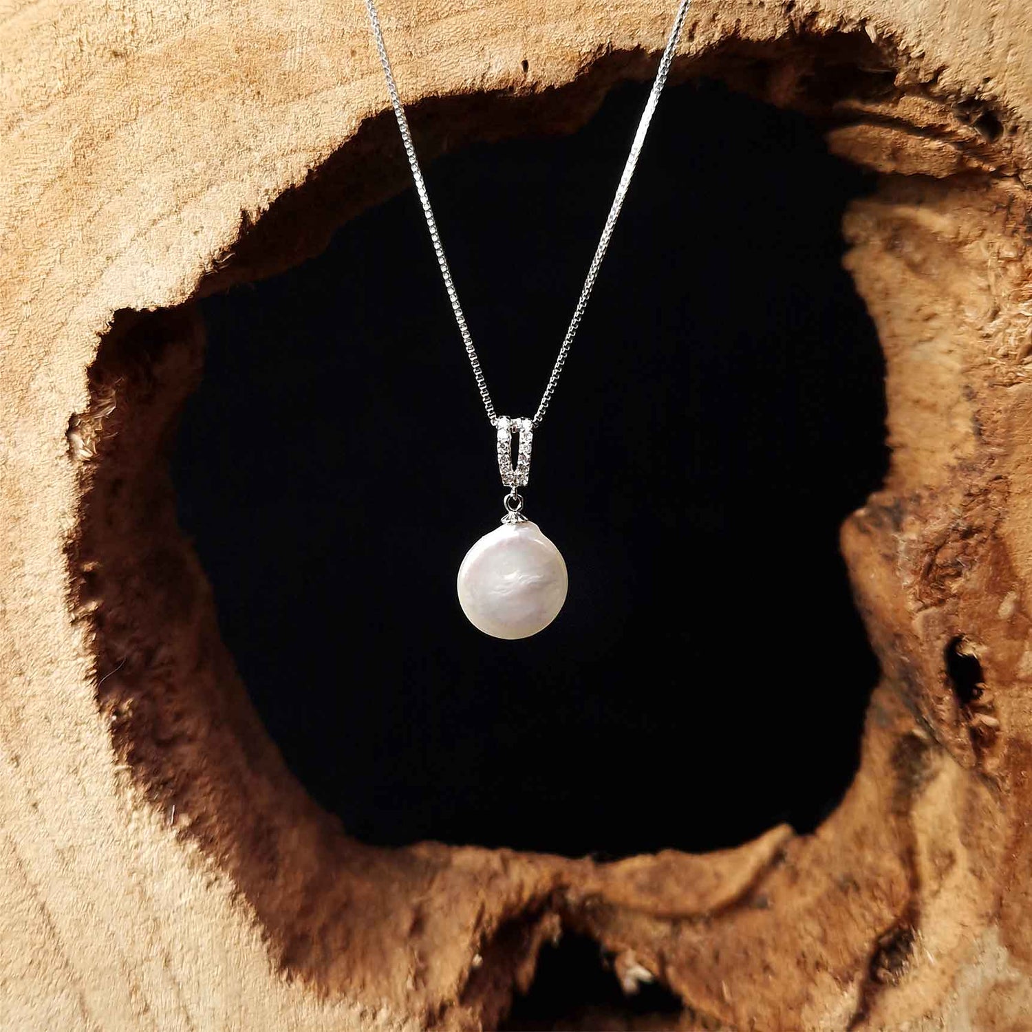 Witte Zoetwater parelketting met met parel hanger met stras steentjes en sterling zilver (925) hangend aan houten stam | Bling Dangling Coin Pearl