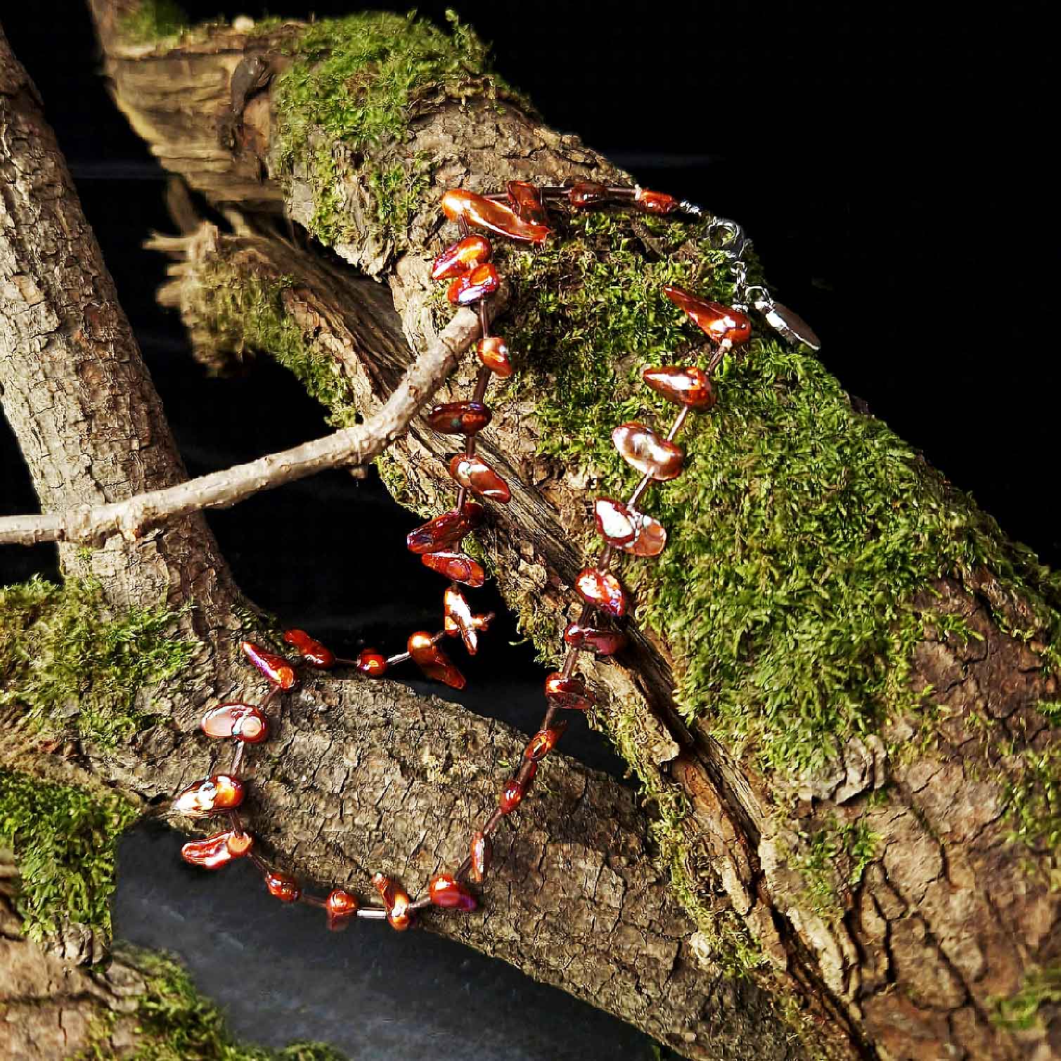 Zoetwater parelketting met bruine parels en sterling zilver liggend op mos | Blister Stick AB Brown