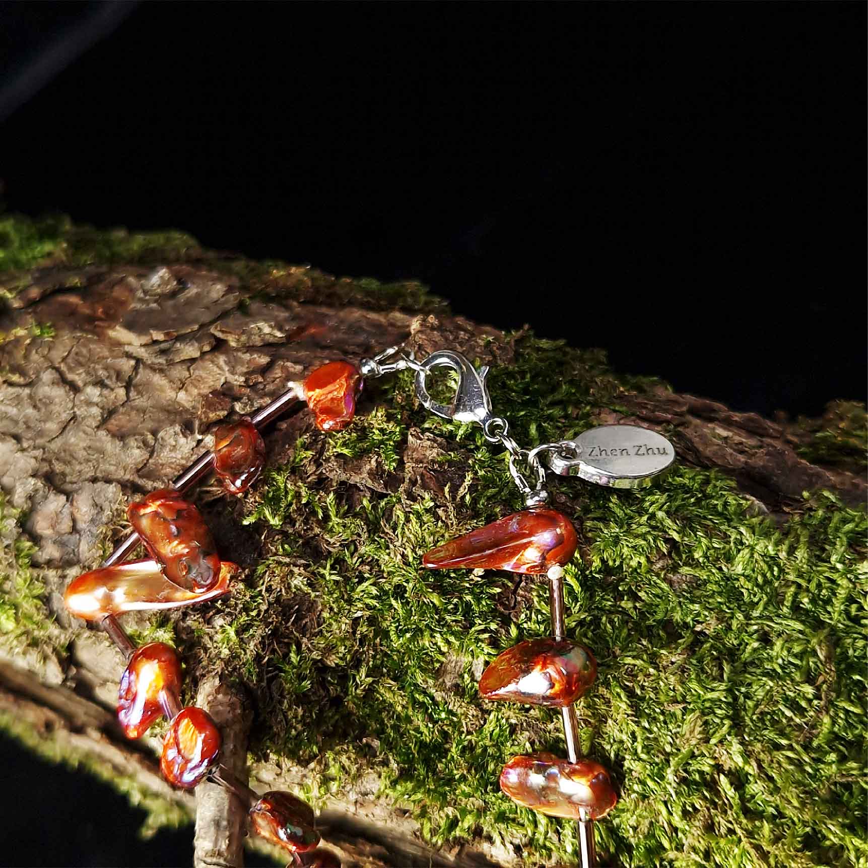 Slotje van zoetwater parelketting met bruine parels en sterling zilver liggend op mos | Blister Stick AB Brown