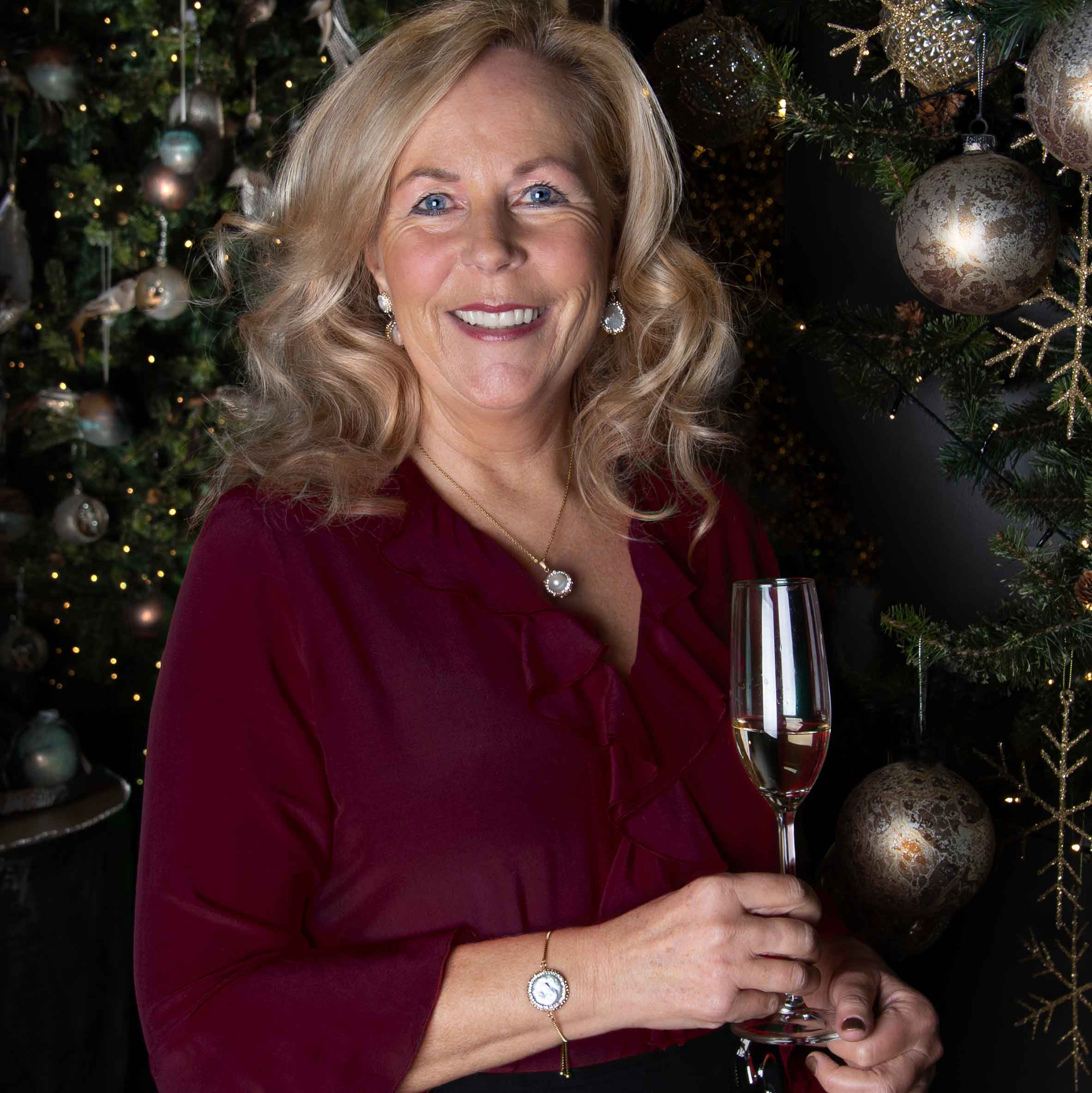 Zoetwater parelketting met witte parel hanger, gouden stras steentjes en goud edelstaal gedragen door model | Bright Golden Pearl