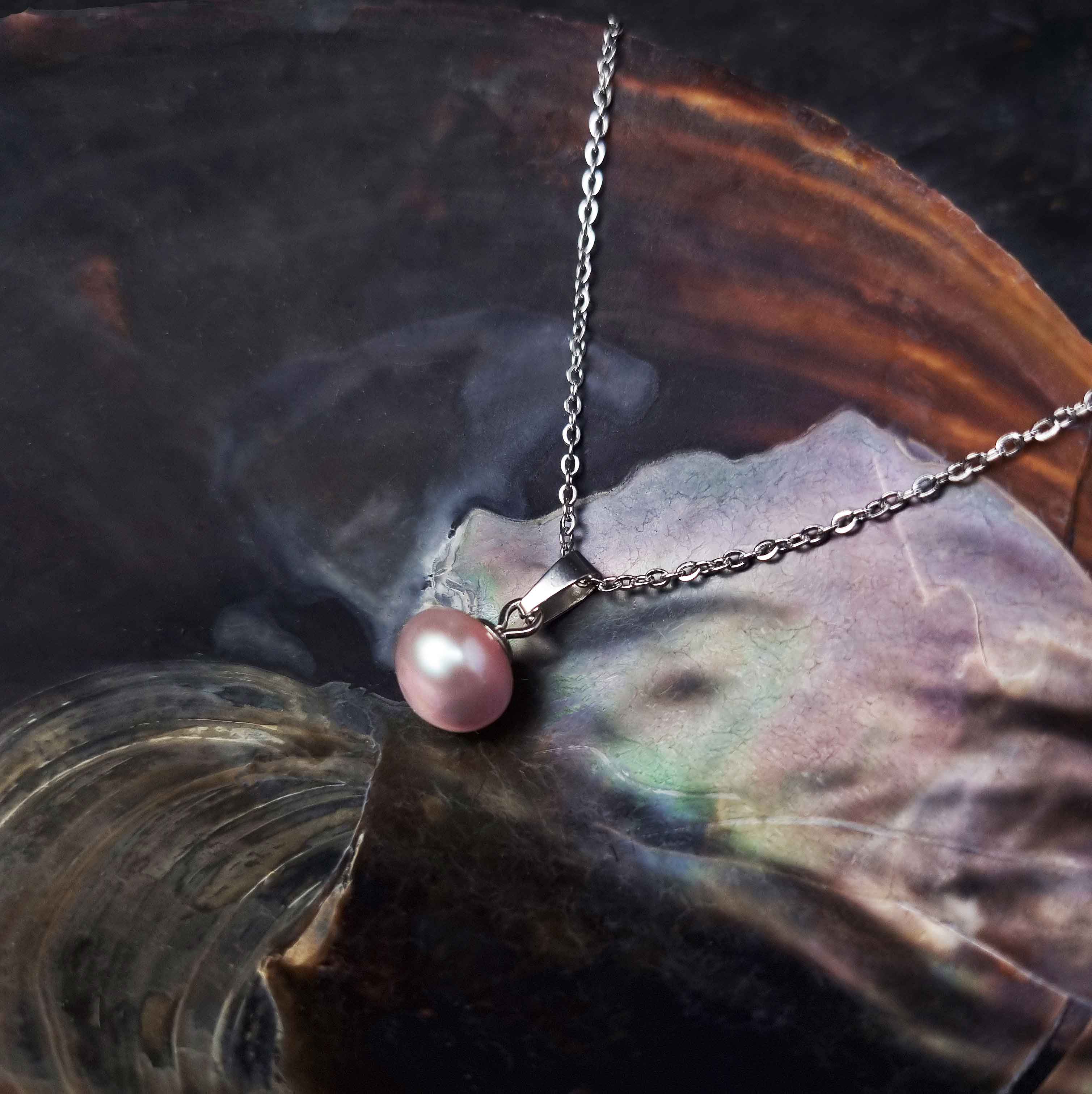 Zoetwater parel ketting met roze parel hanger en zilver edelstaal liggend in schelp | Brit P