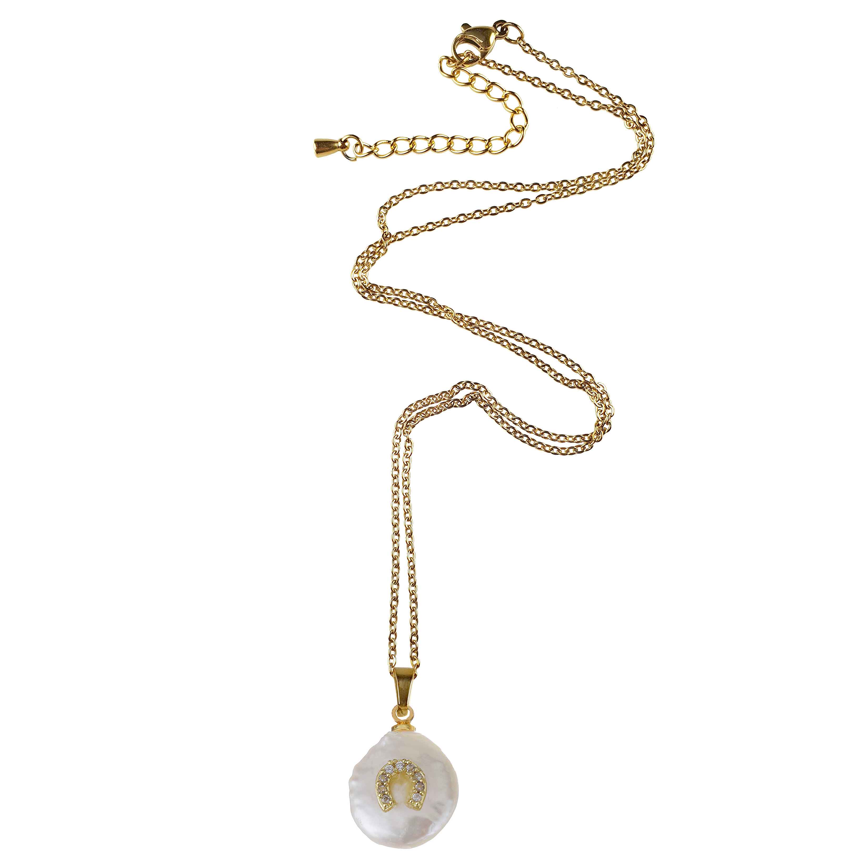 Witte zoetwater parelketting met witte parel hanger met stras steentjes in hoefijzer motief en goud edelstaal liggend | Coin Pearl Good Luck