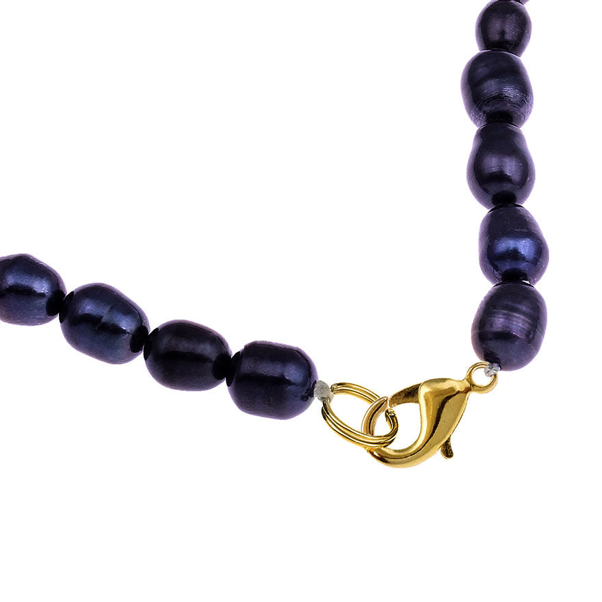 Slotje van handgeknoopte zoetwater parelketting met zwarte parels en goud edelstaal | Daja