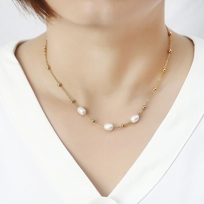 Witte zoetwater parelketting met goud edelstaal gedragen door model | Parelketting Eline Goud