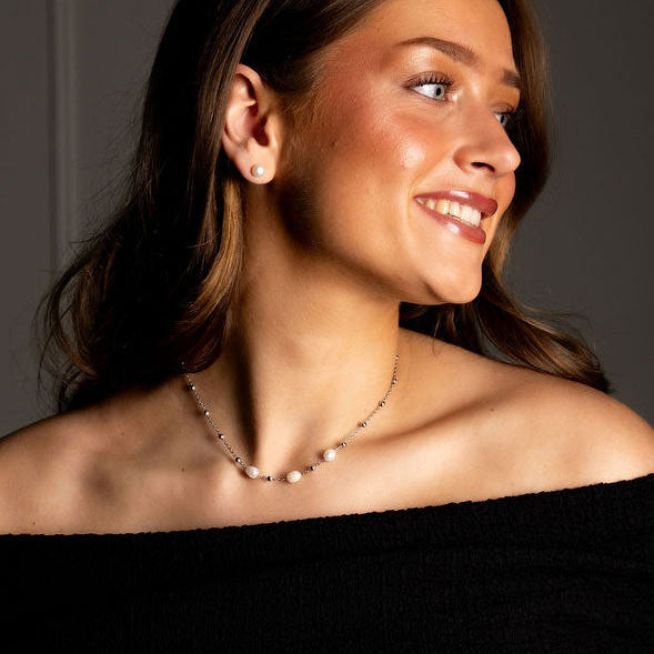 Witte zoetwater parelketting met zilver edelstaal op model | Parelketting Eline Zilver