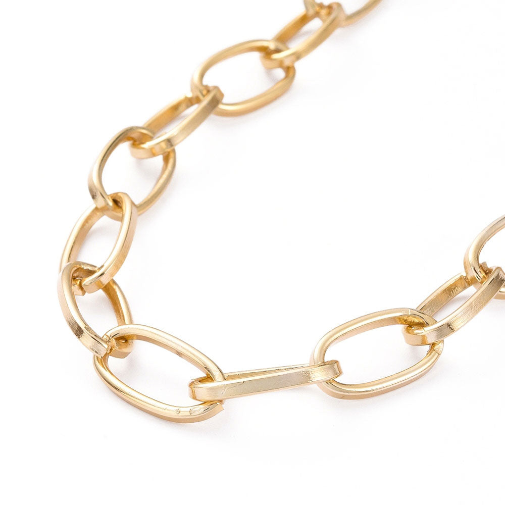 Detail van witte zoetwater parelketting met goud aluminium en barok parels | Gold Paperclip Pearl