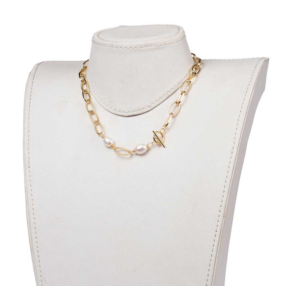Witte zoetwater parelketting met goud aluminium en barok parels op buste | Gold Paperclip Pearl