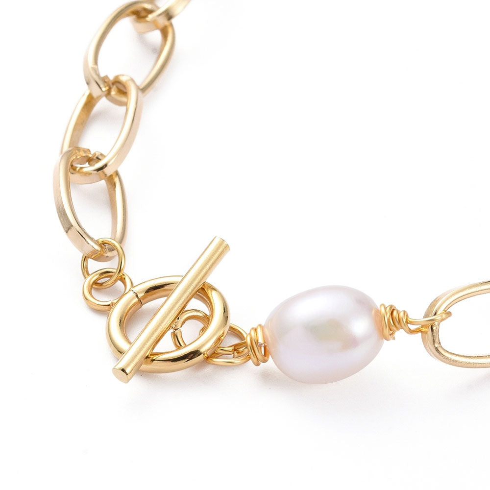 Slotje van witte zoetwater parelketting met goud aluminium en barok parels | Gold Paperclip Pearl