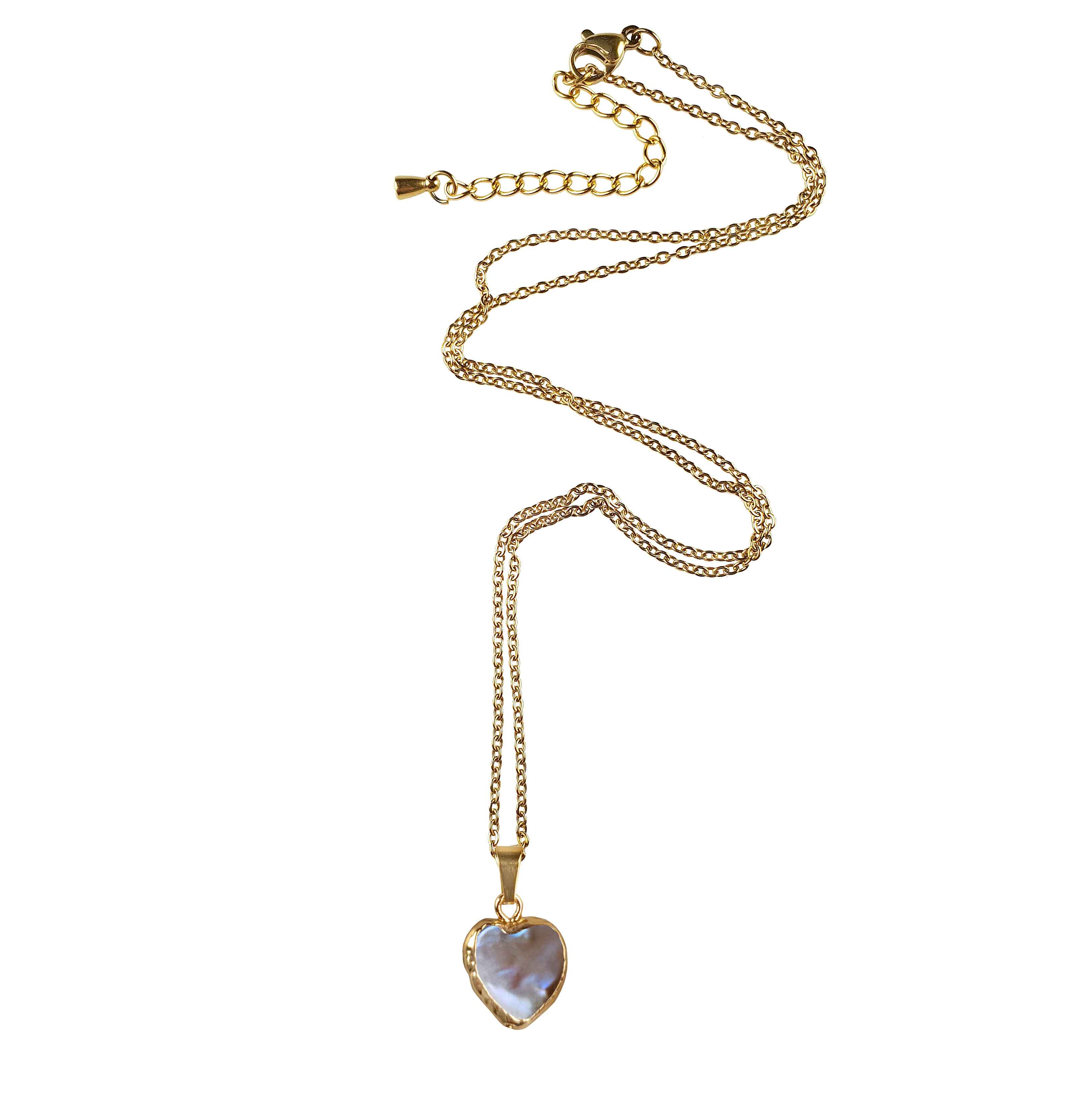Zoetwater parelketting met bruine parel hanger in hart vorm en goud edelstaal liggend | Golden Heart Brown Pearl