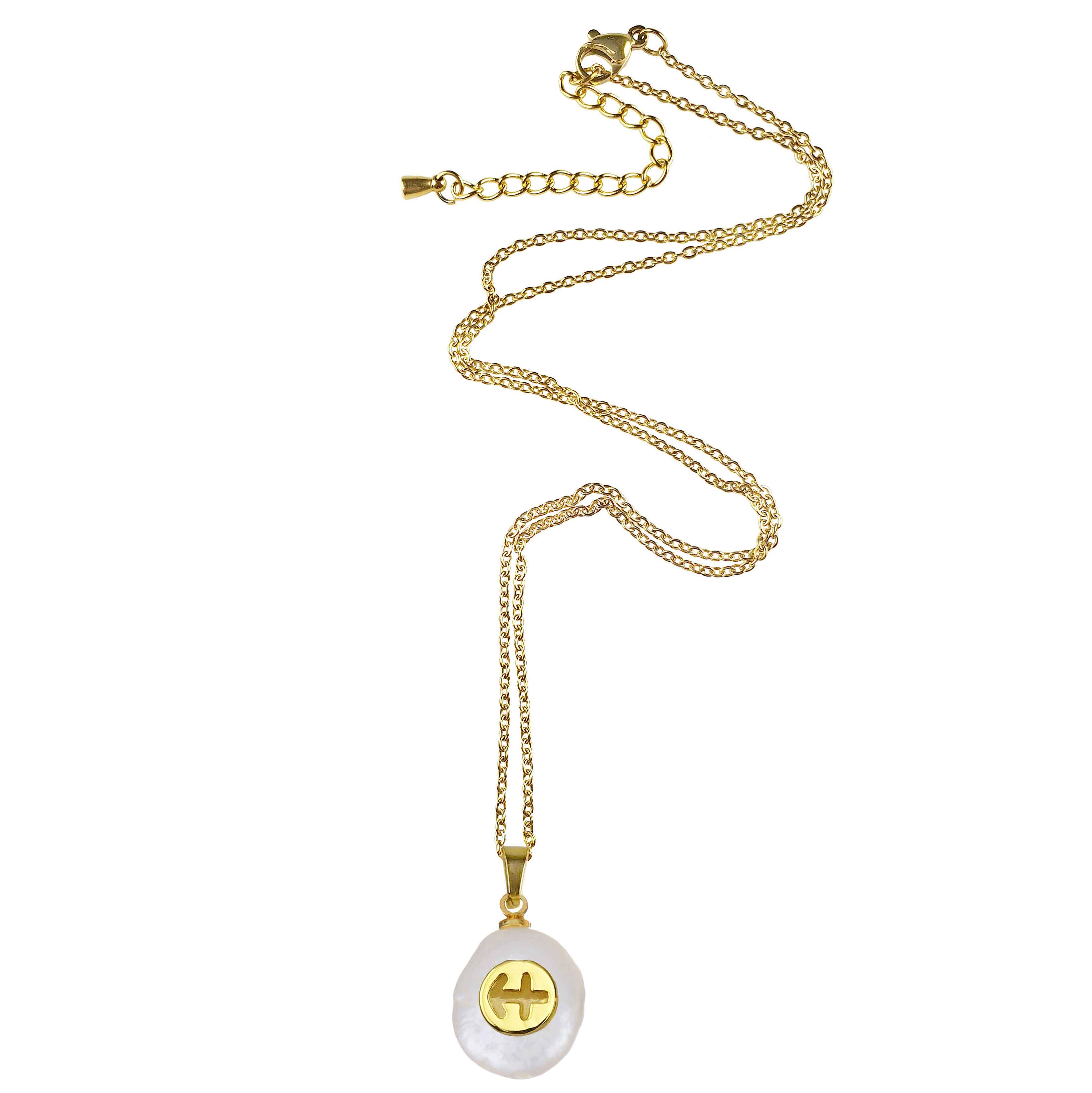 Zoetwater parelketting met witte parel hanger met gouden symbool van sterrenbeeld boogschutter en goud edelstaal liggend | Gouden Sterrenbeeld Boogschutter