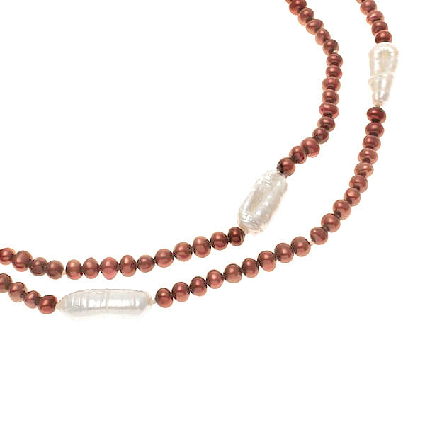 Ander detail van lange zoetwater parelketting met witte en bruin oranje parels | Mila