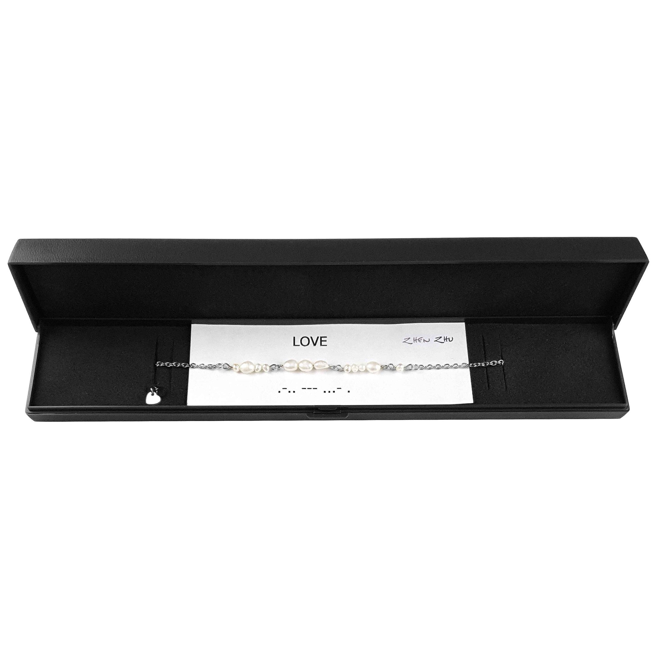 Zoetwater parelketting met zilver edelstaal en witte parels die het woord LOVE in morse code weer geeft in sieraden doosje | Morse Code Love Pearl Silver