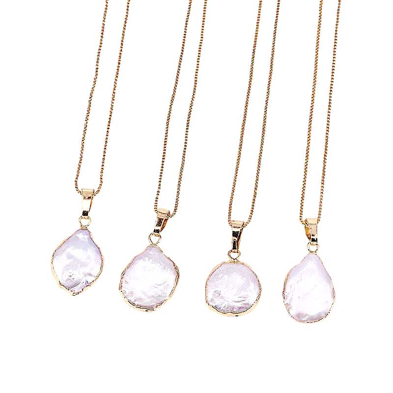 Detail van zoetwater parelketting met witte parel hanger op een rij | One Gold Coin Pearl Chain