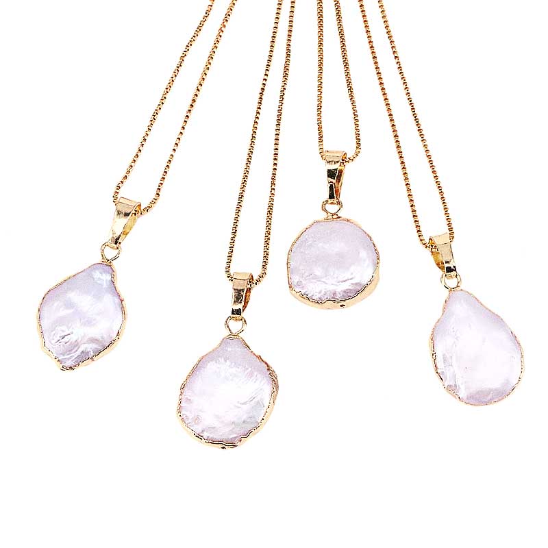 Detail van zoetwater parelketting met witte parel hanger, meerdere naast elkaar | One Gold Coin Pearl Chain