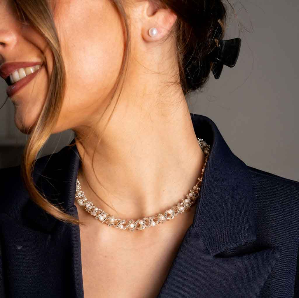 Zoetwater parelketting met witte parels en facet geslepen glaskristallen op model met blauw jasje | Pearl Crystal Clear