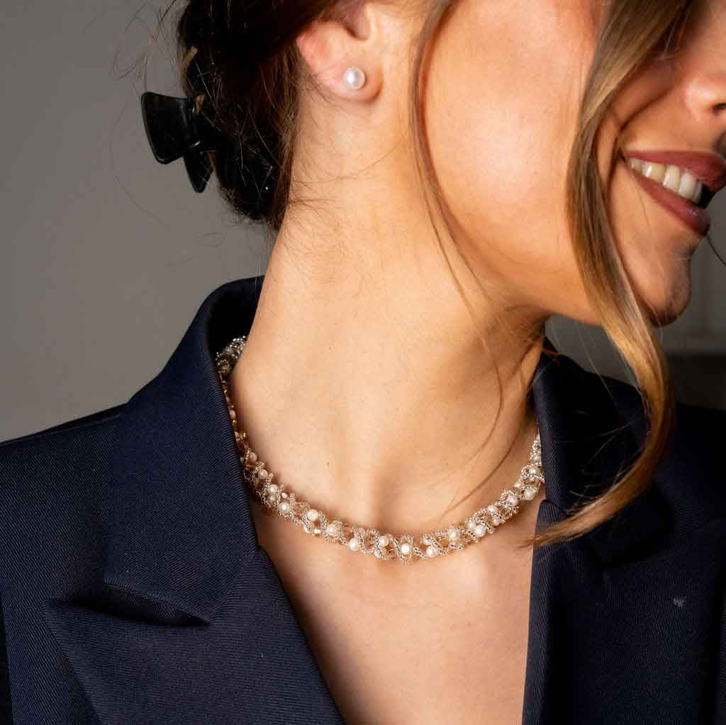 Zoetwater parelketting met witte parels en facet geslepen glaskristallen op model met blauw jasje | Pearl Crystal Clear