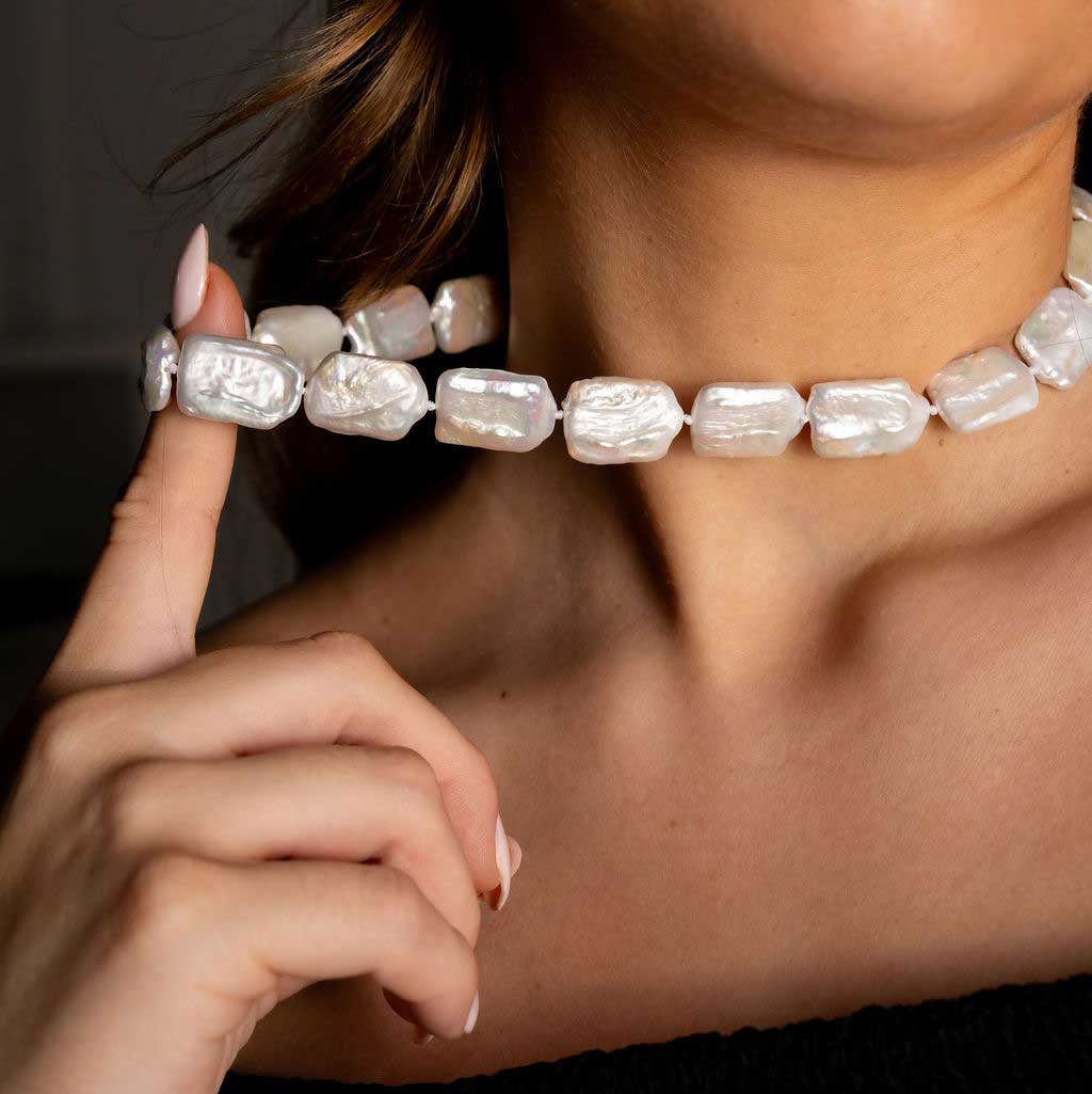 Witte zoetwater parelketting met vierkante parels en sterling zilver (925) op model detail | Rena