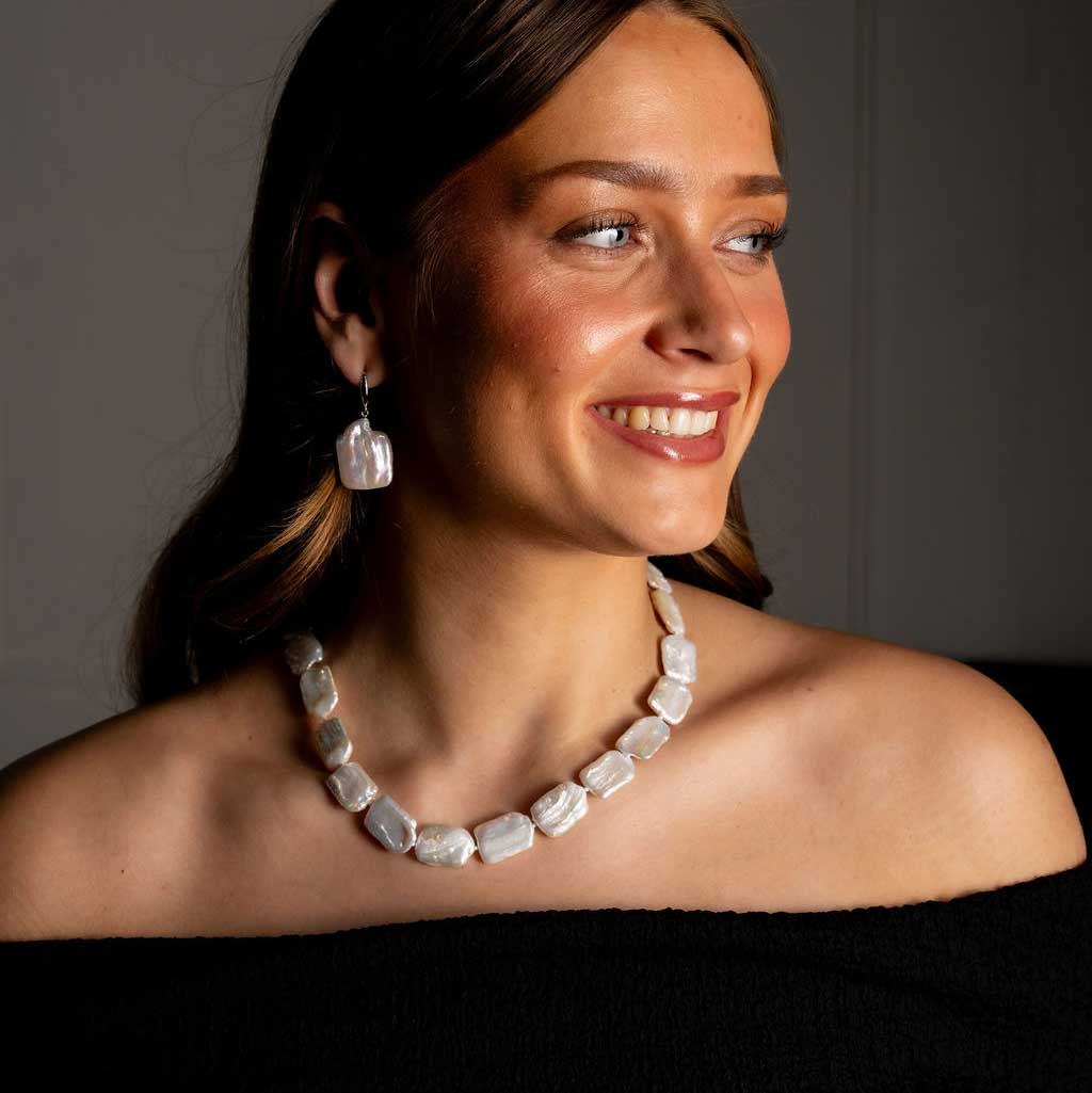 Witte zoetwater parelketting met vierkante parels en sterling zilver (925) op model zijaanzicht | Rena