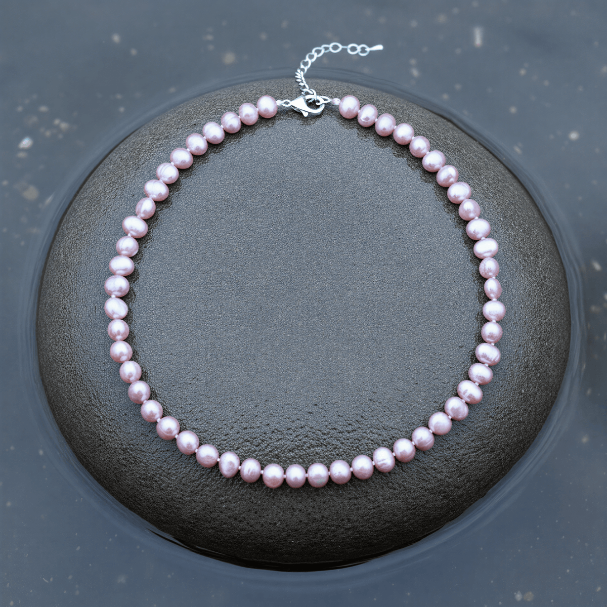 Handgeknoopte roze zoetwater parelketting met sterling zilver (925) liggend in water | Rosabel
