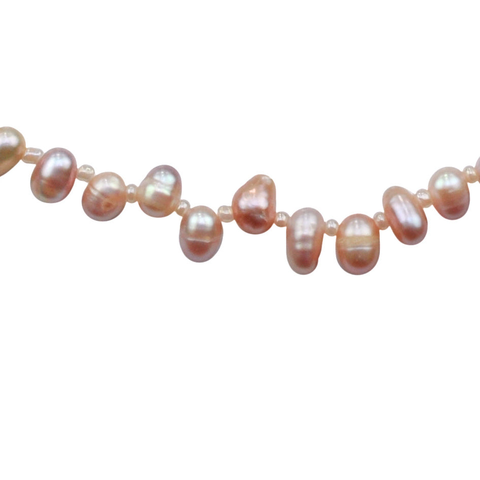 Detail van zoetwater parelketting met zalm roze parels en sterling zilver (925) | Rozi