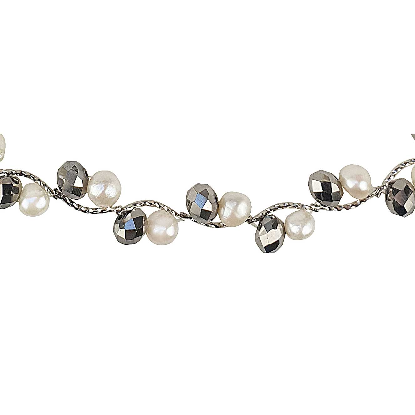 Detail van witte zoetwater parelketting met zilver facet geslepen glas kristallen | Silana