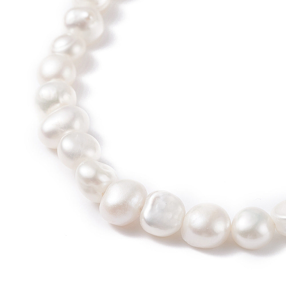 Detail van witte zoetwater parelketting met goud edelstaal en verlengketting