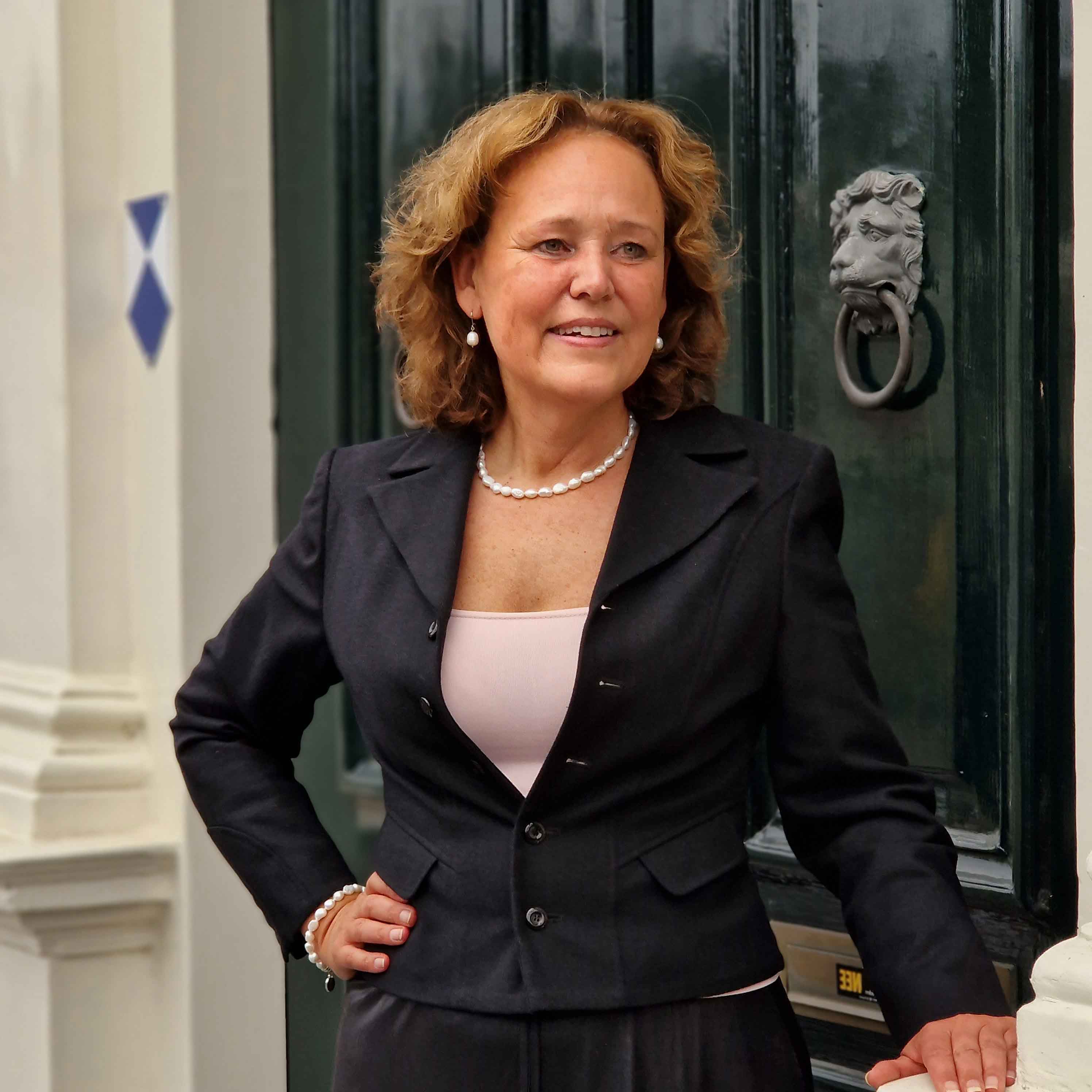 Handgeknoopte zoetwater parelketting met witte parels gedragen door Angelique Dieteren (eigenaar van Zhen Zhu) | Wola