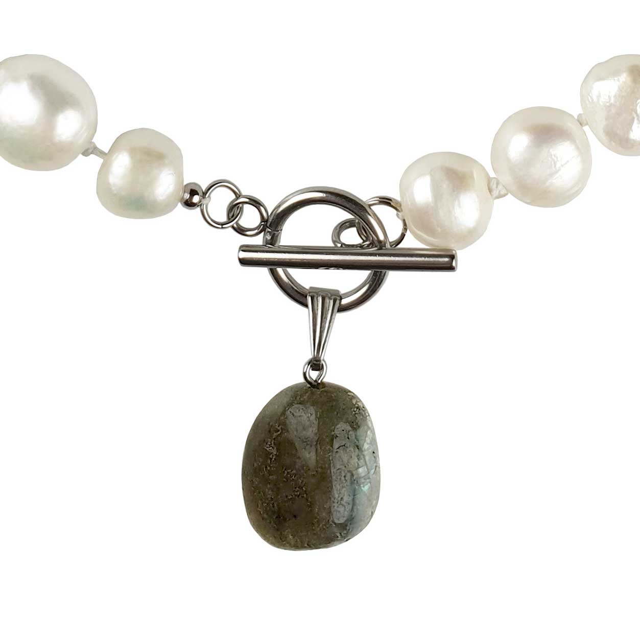 Detail van witte zoetwater parelketting met labradoriet hanger en zilver edelstaal | Toggle Big Pearl Labradorite
