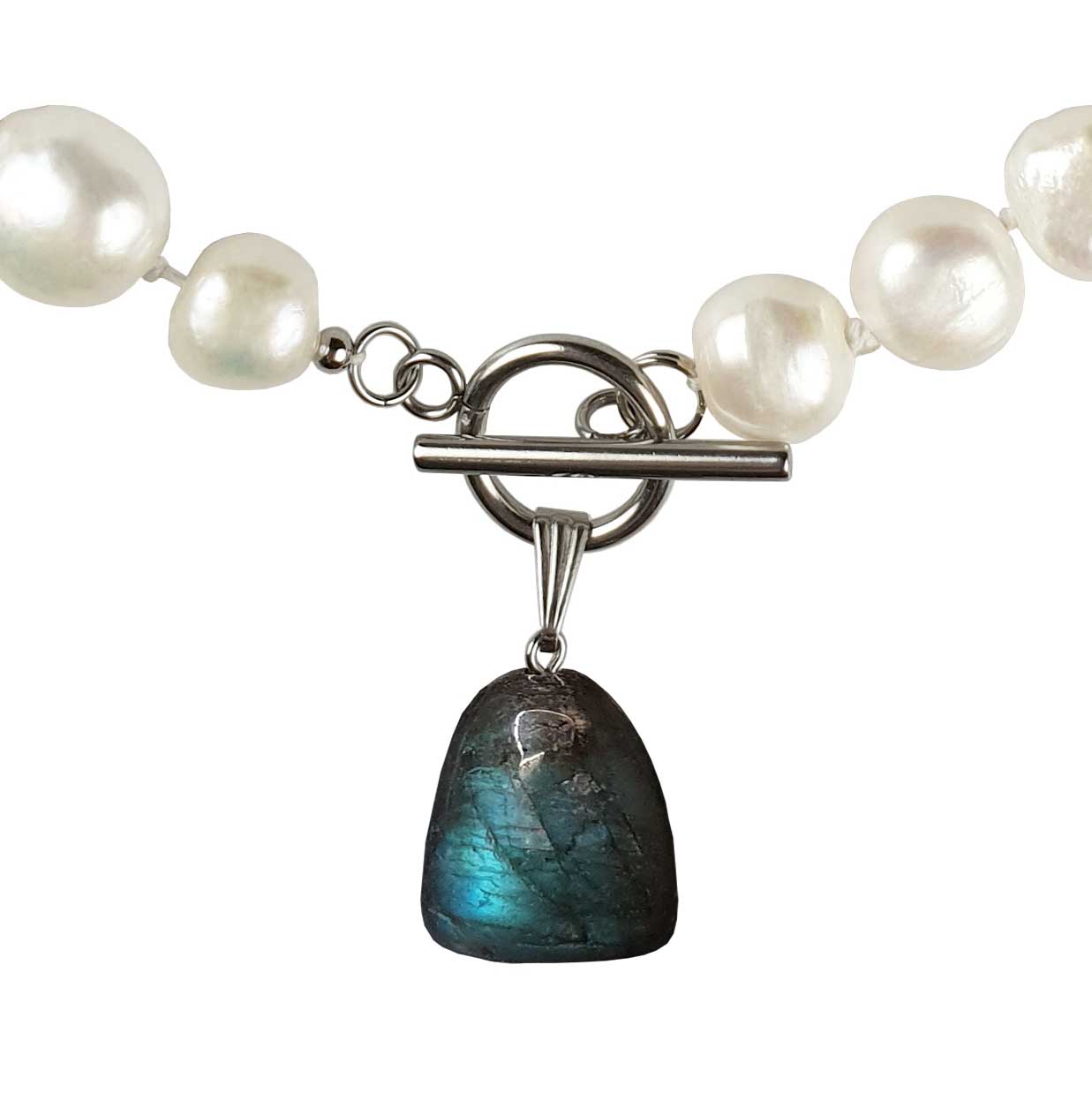 Detail van witte zoetwater parelketting met labradoriet hanger en zilver edelstaal | Toggle Big Pearl Labradorite