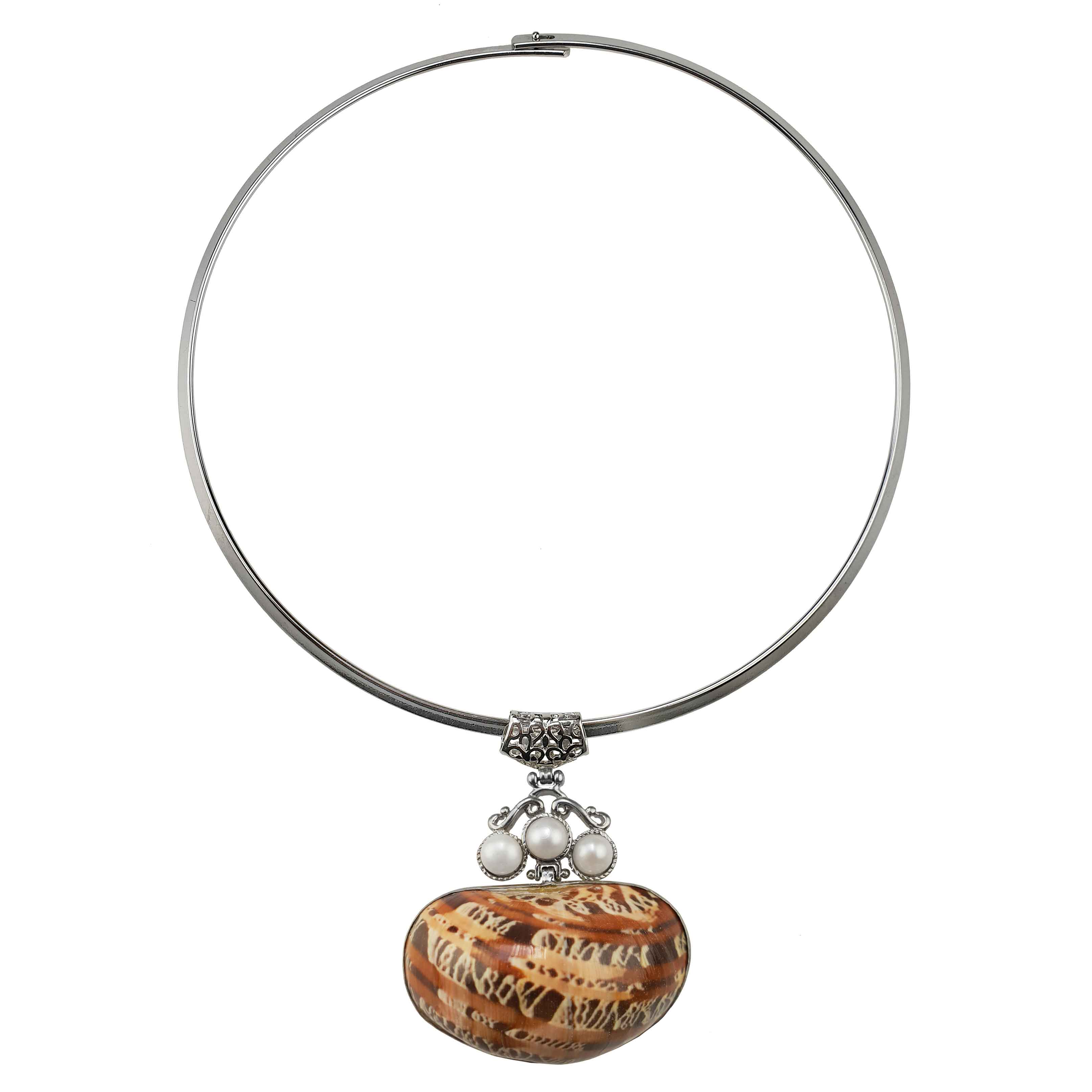 Korte zoetwater parel ketting met witte parels en een bruine schelp Hanger aan spang | Three Pearl Brown Shell