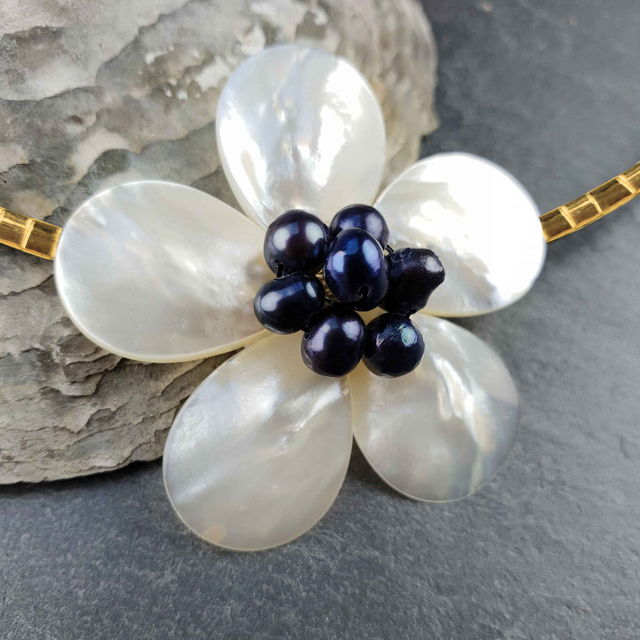 Detail van zoetwater parel ketting met parelmoeren bloem en goud edelstaal | set Fleury B Gold